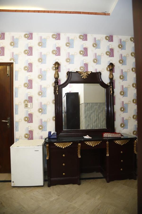 Hotel Sweet Inn Lahore Esterno foto