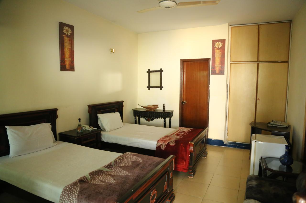 Hotel Sweet Inn Lahore Esterno foto